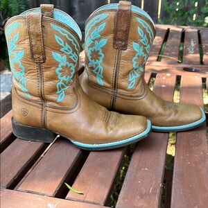 Ariat kids Cattle Cate Cowboy Boots, tan with Turquoise Embroidery. Size 3.